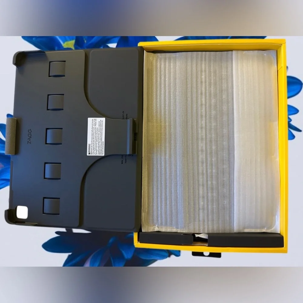 ZAGG messenger portfolio 2 for iPad (9th/8th/7th Gen) & iPad Air (3rd Gen)  NWT